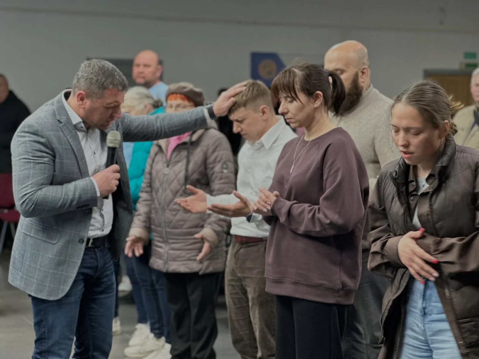 Люди у залі церкви