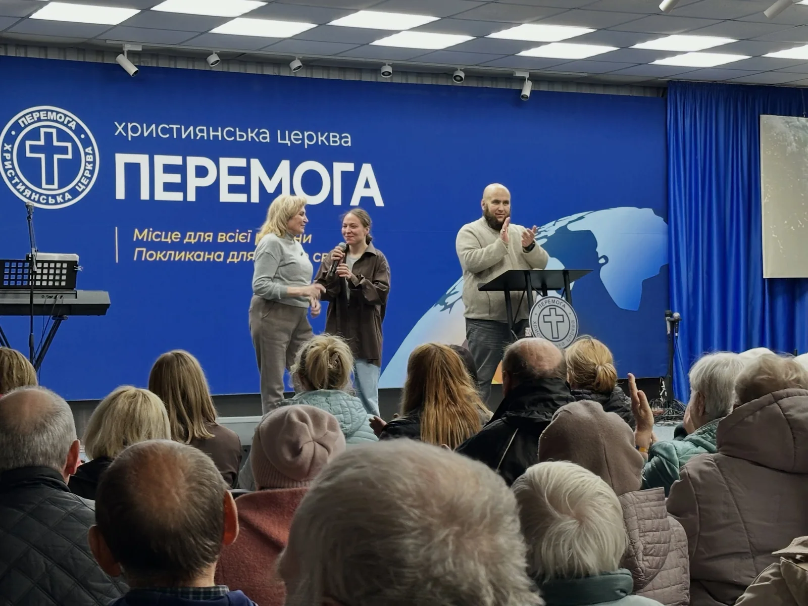 Команда церкви у залі